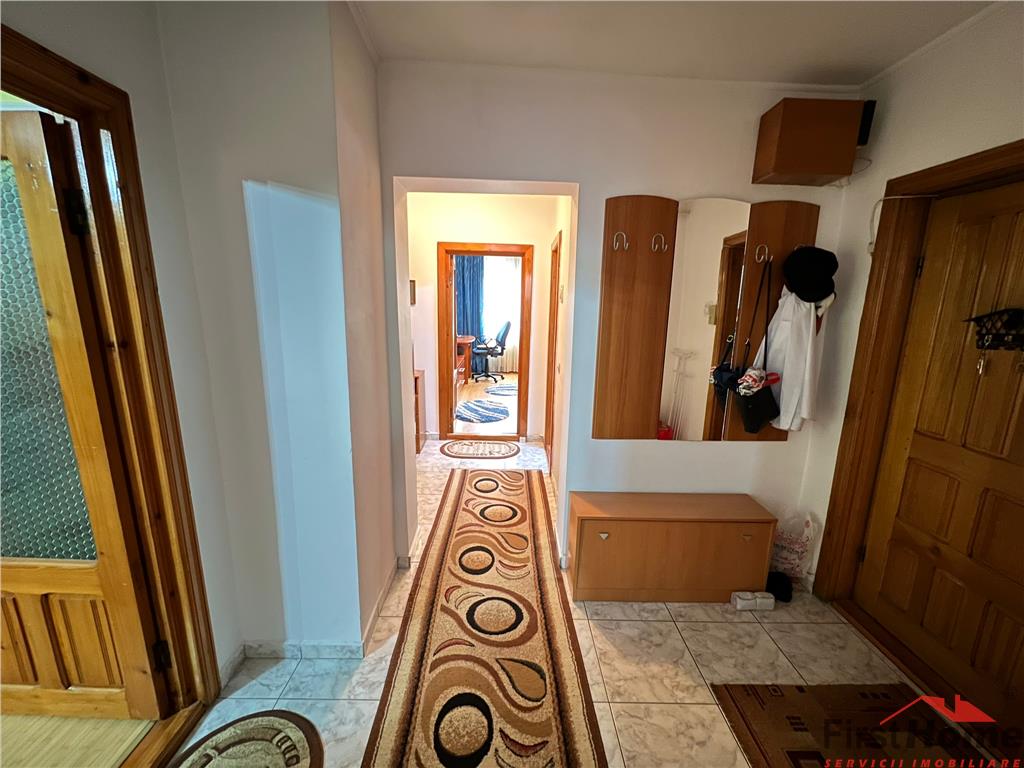Apartament 3 camere, etaj 2, 80mp , zona Piata Moldovei  Scoala 2