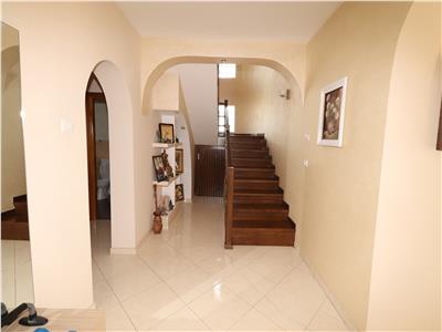 Vila de vanzare zona Obor P+1+M , teren 800mp
