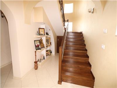 Vila de vanzare zona Obor P+1+M , teren 800mp