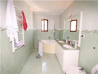 Vila de vanzare zona Obor P+1+M , teren 800mp