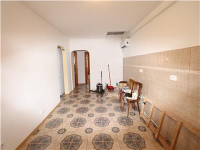 Apartament 3 camere, zona Piata, de vanzare