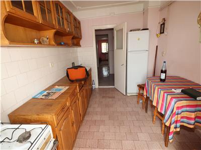 Apartament 3 camere, Strada Marasesti, de vanzare etaj 6 cu acoperis