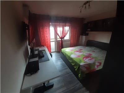 Apartament 3 camere, zona Liceul Economic, de vanzare