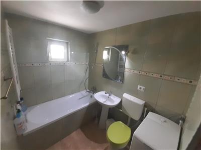 Apartament 3 camere, zona Liceul Economic, de vanzare