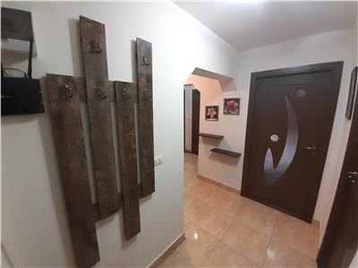 Apartament 3 camere, zona Liceul Economic, de vanzare