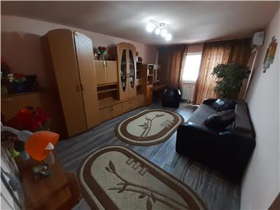 Apartament 3 camere, zona Liceul Economic, de vanzare