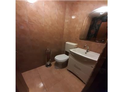 Apartament 3 camere, zona Liceul Economic, de vanzare