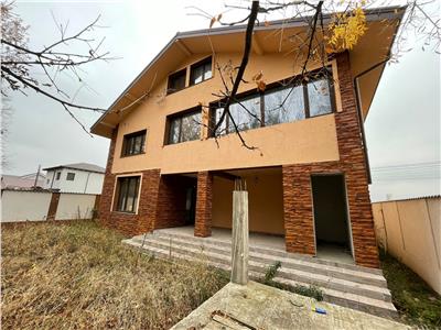 Vila P+1+M de vanzare la poalele Crangului