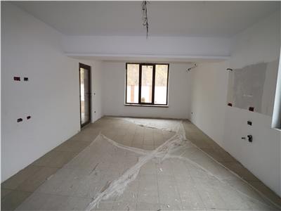 Vila P+1+M de vanzare la poalele Crangului