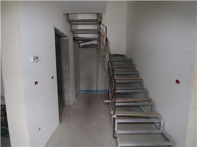 Vila P+1+M de vanzare la poalele Crangului