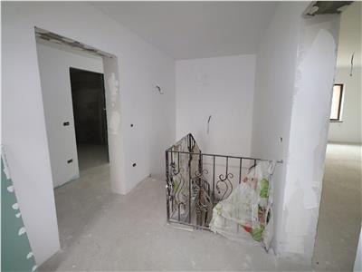 Vila P+1+M de vanzare la poalele Crangului