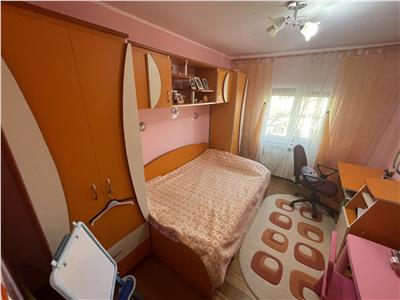 Apartament 4 camere, renovat, mobilat, utilat, CT+AC, etaj 3, zona Sud