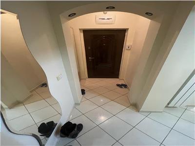 Apartament 4 camere, renovat, mobilat, utilat, CT+AC, etaj 3, zona Sud