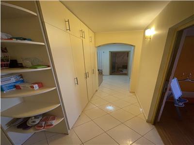 Apartament 4 camere, renovat, mobilat, utilat, CT+AC, etaj 3, zona Sud