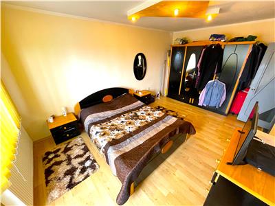 Apartament 4 camere transformat in 3 de vanzare in zona Lupeni