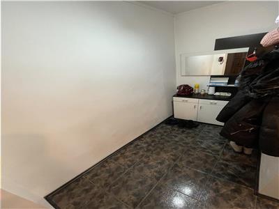 Apartament 4 camere transformat in 3 de vanzare in zona Lupeni