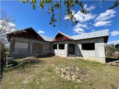 Casa la rosu de vanzare in Biliesti cu utilitati !