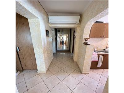 Apartament 3 camere, etaj 10 cu acoperis , zona Centrala