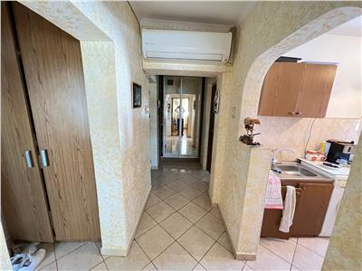 Apartament 3 camere, etaj 10 cu acoperis , zona Centrala