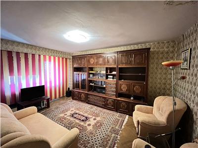 Apartament 3 camere, zona Parcul Balcescu, etaj 3 cu acoperis