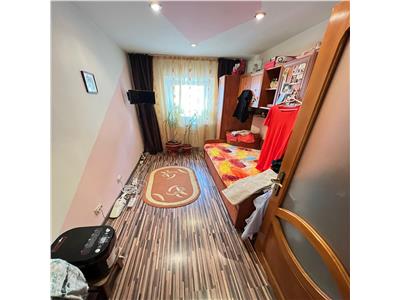 Apartament 2 camere, etaj 4 cu acoperis, zona Stefan cel Mare