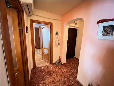 Apartament 2 camere, etaj 4 cu acoperis, zona Stefan cel Mare