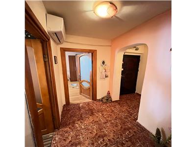 Apartament 2 camere, etaj 4 cu acoperis, zona Stefan cel Mare