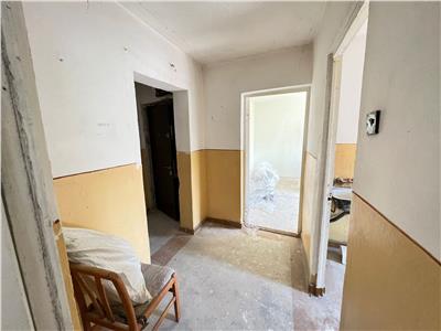 Apartament 2 camere, etaj 4 cu acoperis (mansarda) Scoala 3