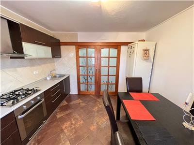 Apartament 3 camere, zona Teatru, etaj 3 , renovat si mobilat complet