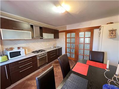 Apartament 3 camere, zona Teatru, etaj 3 , renovat si mobilat complet