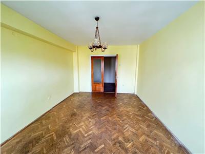 Apartament 3 camere, zona Primarie, 76mp , etaj 3 /4 necesita renovare