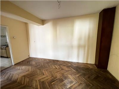 Apartament 3 camere, zona Primarie, 76mp , etaj 3 /4 necesita renovare
