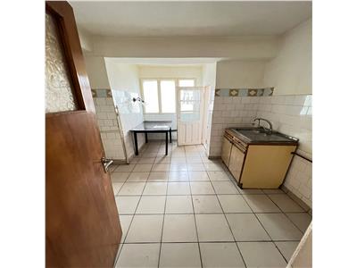 Apartament 3 camere, zona Primarie, 76mp , etaj 3 /4 necesita renovare