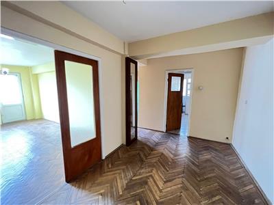 Apartament 3 camere, zona Primarie, 76mp , etaj 3 /4 necesita renovare