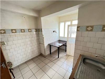 Apartament 3 camere, zona Primarie, 76mp , etaj 3 /4 necesita renovare
