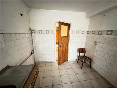 Apartament 3 camere, zona Primarie, 76mp , etaj 3 /4 necesita renovare