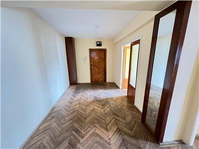 Apartament 3 camere, zona Primarie, 76mp , etaj 3 /4 necesita renovare