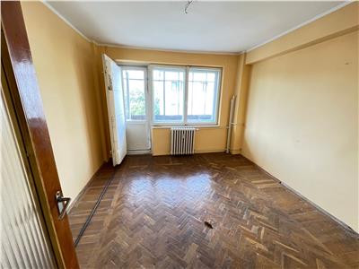 Apartament 3 camere, zona Primarie, 76mp , etaj 3 /4 necesita renovare
