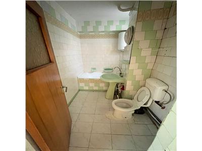 Apartament 3 camere, zona Primarie, 76mp , etaj 3 /4 necesita renovare