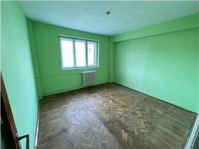 Apartament 3 camere, zona Primarie, 76mp , etaj 3 /4 necesita renovare