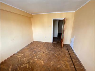 Apartament 3 camere, zona Primarie, 76mp , etaj 3 /4 necesita renovare