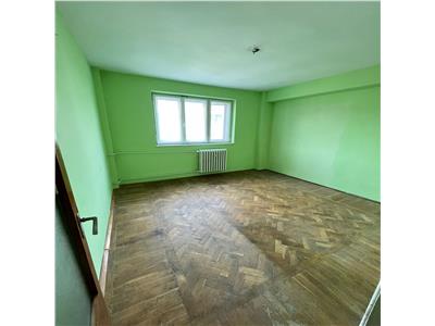 Apartament 3 camere, zona Primarie, 76mp , etaj 3 /4 necesita renovare