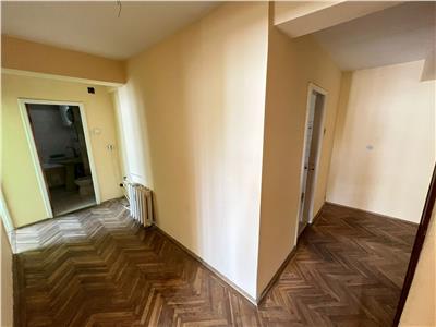 Apartament 3 camere, zona Primarie, 76mp , etaj 3 /4 necesita renovare