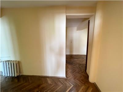 Apartament 3 camere, zona Primarie, 76mp , etaj 3 /4 necesita renovare