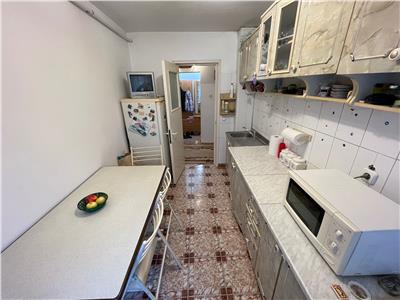 Apartament 3 camere, etaj 2, zona Pompieri de vanzare