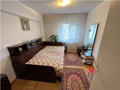 Apartament 3 camere, etaj 2, zona Pompieri de vanzare