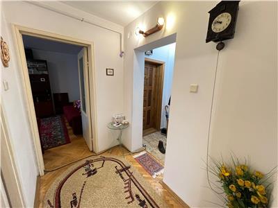 Apartament 3 camere, etaj 2, zona Pompieri de vanzare