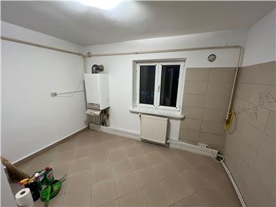 3 camere, 80mp, zona Lidl  fosta Autogara etaj 3 cu acoperis, liber