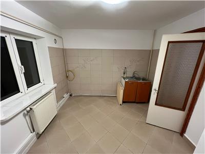 3 camere, 80mp, zona Lidl  fosta Autogara etaj 3 cu acoperis, liber