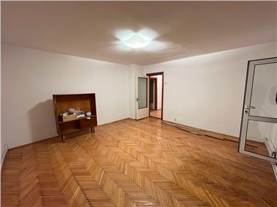 3 camere, 80mp, zona Lidl  fosta Autogara etaj 3 cu acoperis, liber